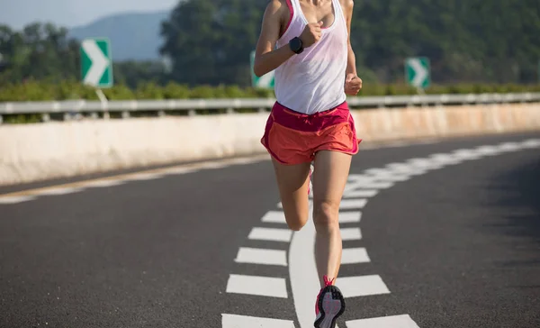 Estilo Vida Saludable Fitness Mujer Corriendo Carretera Carretera — Foto de Stock