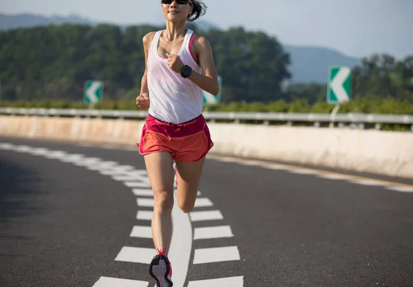 Gezonde Levensstijl Fitness Vrouw Draait Snelweg Weg — Stockfoto