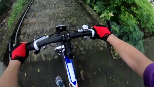 Ποδηλάτης Ιππασίας Κάτω Από Σκάλες Στην Πόλη — Αρχείο Βίντεο