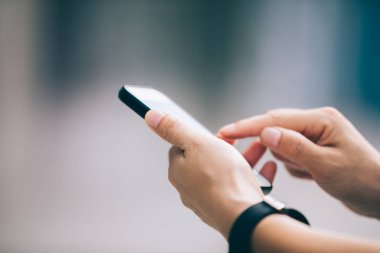 Yaşayan Smartphone kullanarak eller