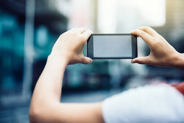 Händerna Håller Smartphone Som Tar Bilder Modern Stad — Stockfoto