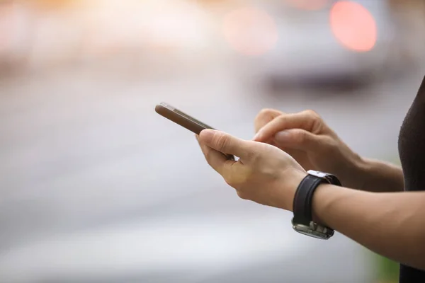 Mãos Mulher Usando Smartphone Lado Rua Cidade Verificando Aplicativos Passeio — Fotografia de Stock
