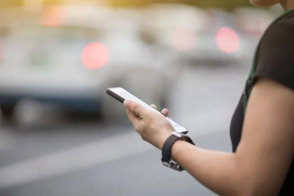 妇女手使用智能手机在城市街边 检查乘坐欢呼的应用程序 — 图库照片