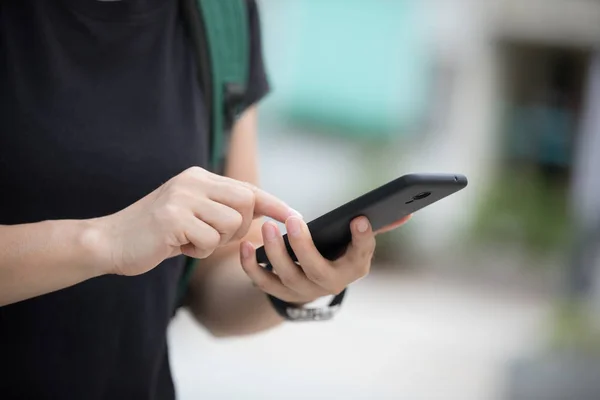 Kvinnliga Händer Med Smartphone Modern Stad — Stockfoto