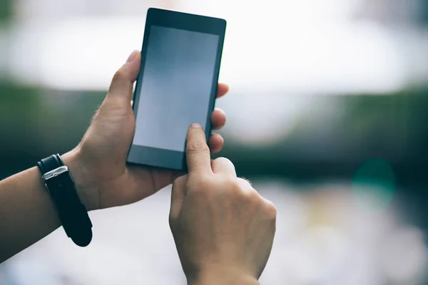 Handen Met Behulp Van Martphone Moderne Stad — Stockfoto