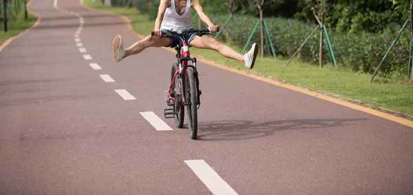 Free Woman Cyclist Riding Bike Spring Tropical Park — Stock Photo, Image