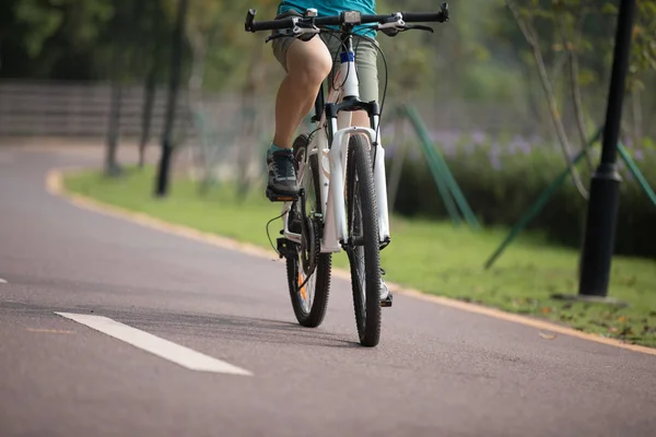 Wolna Kobieta Kolarz Jeżdżenie Rower Tropikalnym Parku Wiosny — Zdjęcie stockowe