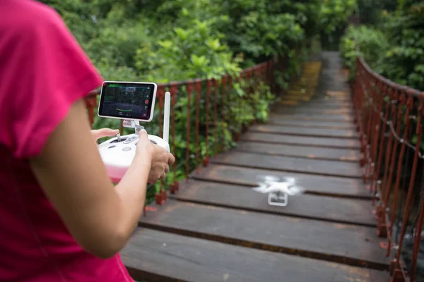 Távirányító Kezében Egy Drone Ellenőrzése — Stock Fotó