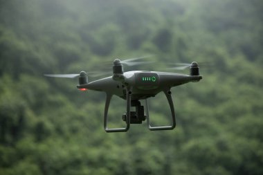 Beyaz dron orman üzerinde uçan kamera ile