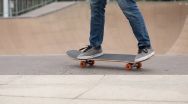 Genç kadın skatepark rampa üzerinde kaykay