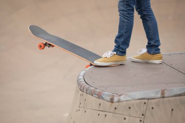 Genç kadın skatepark rampa üzerinde kaykay