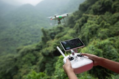 Kadın el uzak bir dron kontrol uzaktan kumanda ile