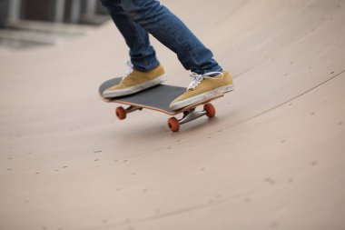 Genç kadın skatepark rampa üzerinde kaykay