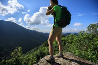 Başarılı kadın uzun yürüyüşe çıkan kimse alarak fotoğraf üzerinde seyahat hiking
