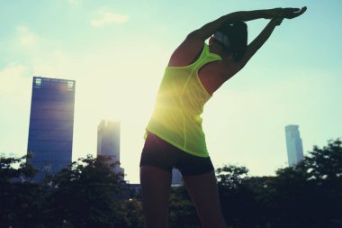 Sağlıklı yaşam konsepti, Genç kadın çalıştırmadan önce ısınma