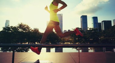 Sağlıklı yaşam fitness kadın runner gündoğumu şehir üzerinde çalışan
