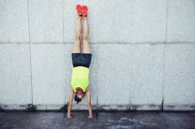 Bir mermer duvara de amuda sporcumuz 