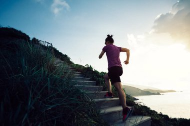 Sahil dağ merdivenlerde çalışan kadın runner