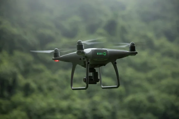 Drone Blanco Con Cámara Volando Sobre Bosque —  Fotos de Stock
