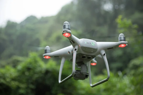 Beyaz Dron Orman Üzerinde Uçan Kamera Ile — Stok fotoğraf