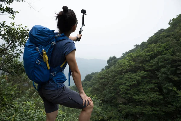 Kvinnan Tar Selfie Med Actionkamera Medan Vandring Skogen — Stockfoto