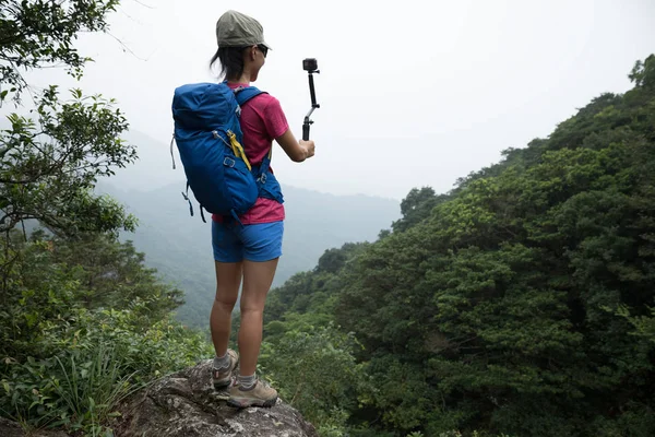 Žena Užívat Selfie Akční Kamerou Zatímco Pěší Turistika Lese — Stock fotografie