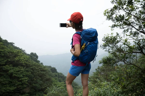 女の森でハイキングと撮影 Selfie の携帯電話 — ストック写真