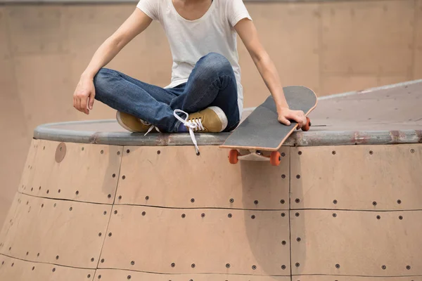 Skateboardista Žena Sedí Rampě Skatepark — Stock fotografie