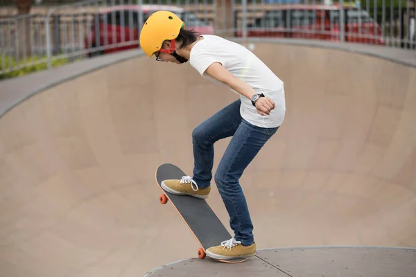 Jeune Femme Skateboard Sur Rampe Skatepark — Photo