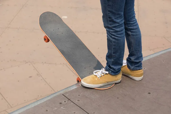 Mladá Žena Skateboarding Rampě Skatepark — Stock fotografie