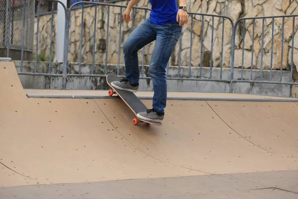 Giovane Donna Skateboard Sulla Rampa Skatepark — Foto Stock