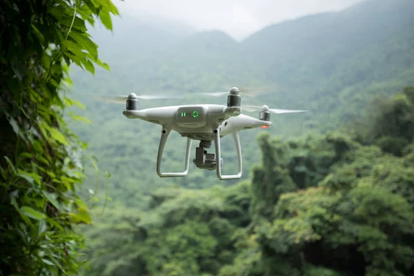 Beyaz Dron Tropikal Orman Üzerinde Uçan Kamera Ile — Stok fotoğraf
