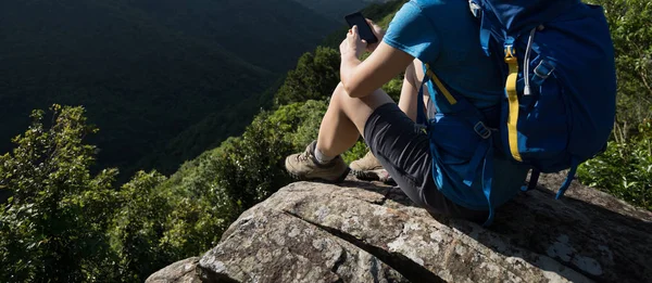 Kvinna Hiker Med Smartphone Berget Cliff Edge — Stockfoto