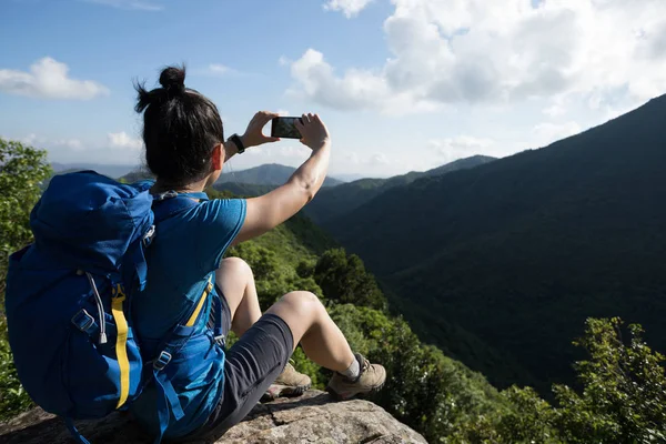 Mulher Caminhante Usando Smartphone Borda Penhasco Montanha — Fotografia de Stock