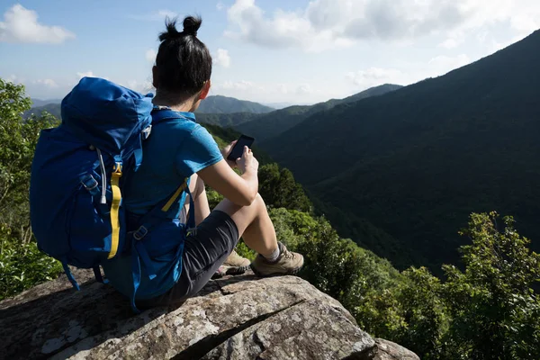 Kobieta Wycieczkowicz Korzystanie Smartfona Krawędzi Klifu Mountain — Zdjęcie stockowe