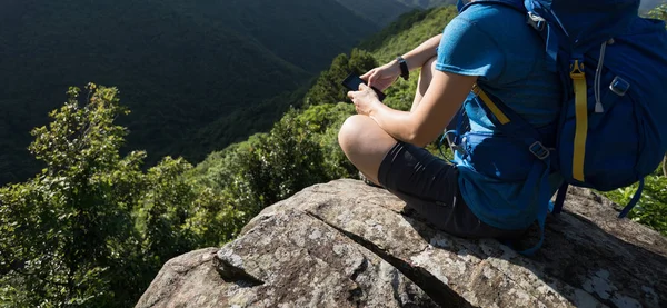 Woman Hiker Using Smartphone Mountain Cliff Edge — Stock Photo, Image