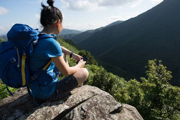 Femme Randonneur Utilisant Smartphone Sur Bord Falaise Montagne — Photo