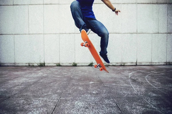 Μία Skateboarder Σκέιτμπορντ Δρόμο Της Πόλης — Φωτογραφία Αρχείου