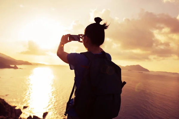 Donna Che Selfie Con Cellulare Mentre Cammina Sul Mare — Foto Stock