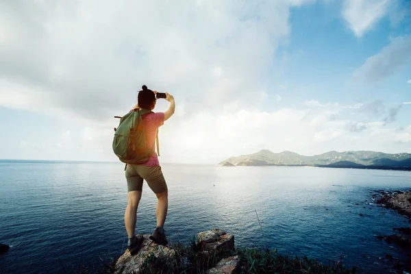 Frau Macht Beim Wandern Meer Ein Selfie Mit Handy — Stockfoto