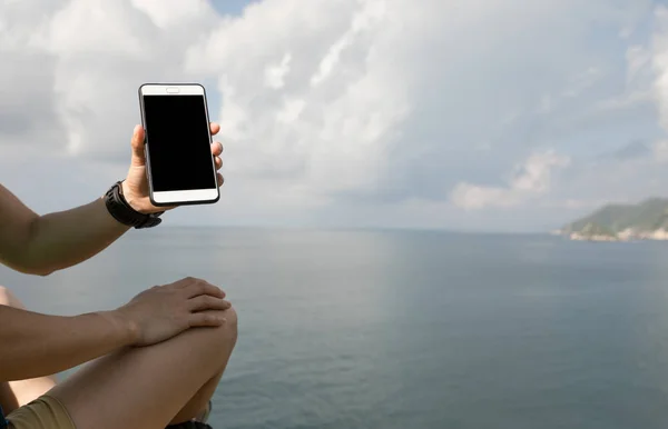 Framgångsrik Kvinna Hiker Med Smartphone Seaside — Stockfoto