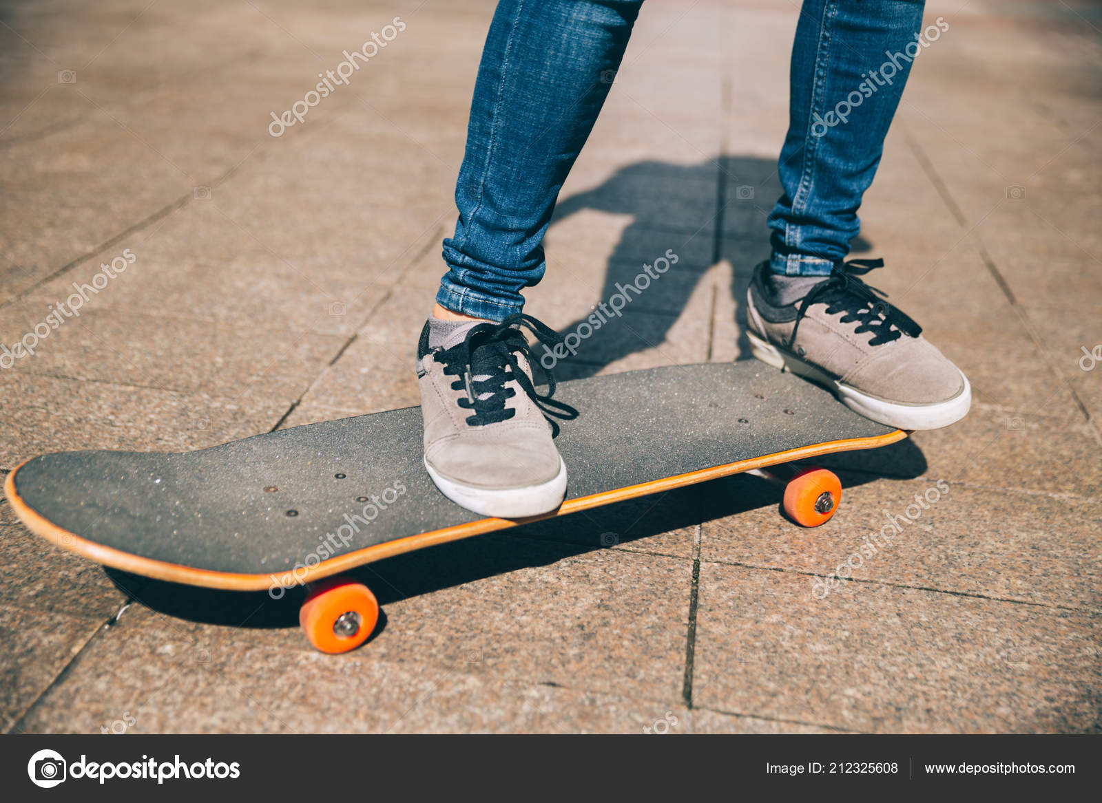 Patines Skate Patineta Calle Ciudad — Foto de stock #212325608 © lzf