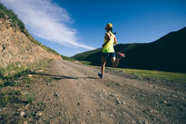 Sportif genç kadın dağ iz üzerinde çalışan