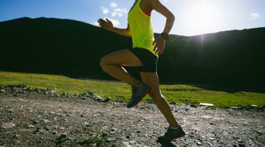 Sportif genç kadın dağ iz üzerinde çalışan