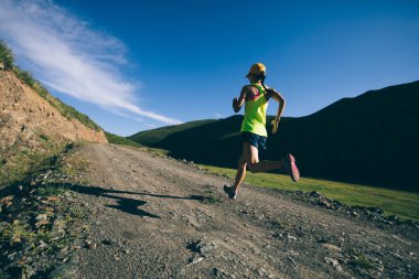 Sportif genç kadın dağ iz üzerinde çalışan