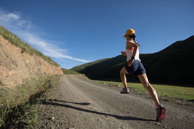 Sportif genç kadın dağ iz üzerinde çalışan