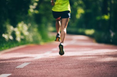 Park yolda sabah sırasında çalışan genç kadın  