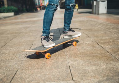 Kaykaycı bacaklar sürme şehir sokak kaykay