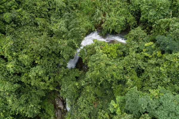 Vista Aérea Cachoeira Nas Montanhas Floresta Tropical — Fotografia de Stock