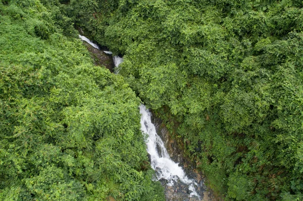 Vista Aérea Cascada Las Montañas Selva Tropical — Foto de Stock